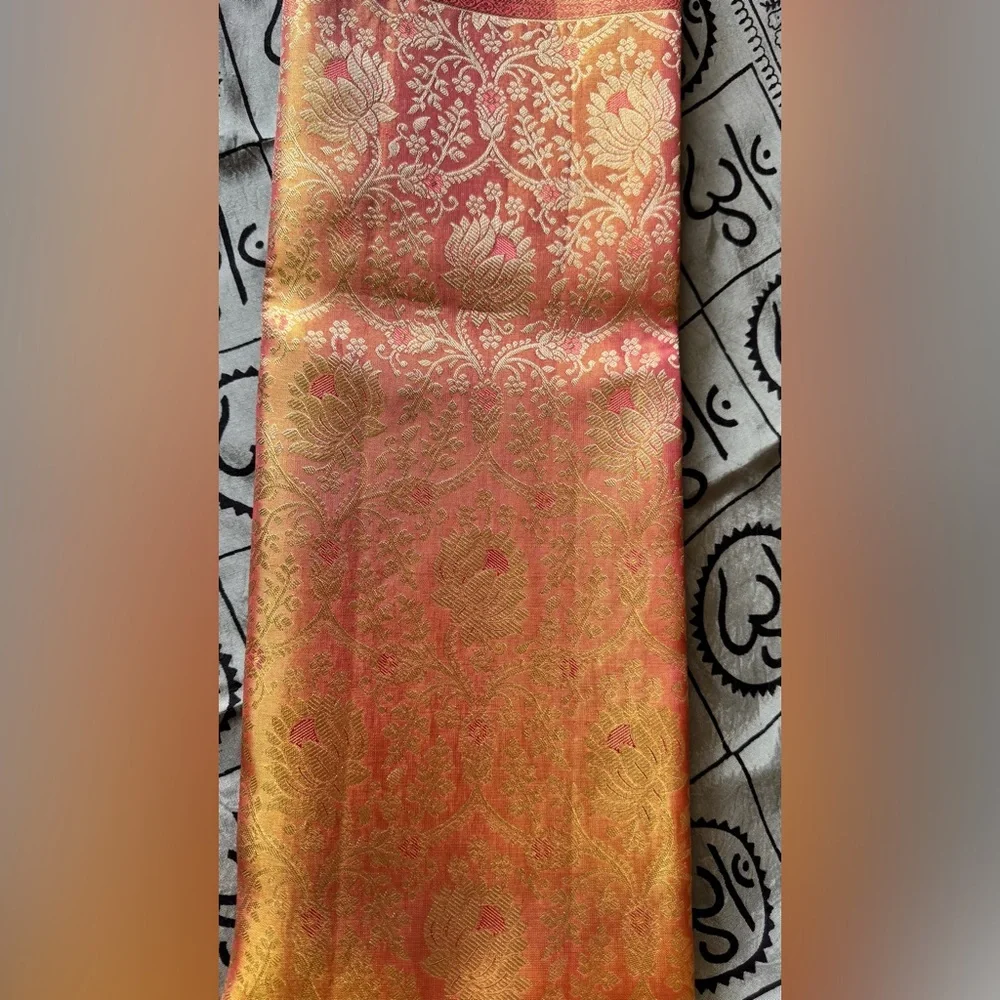Stunning Pink/Peach and Gold Handwoven Kanjeevaram Silk and Pure Zari Saree - Picture 13 of 16